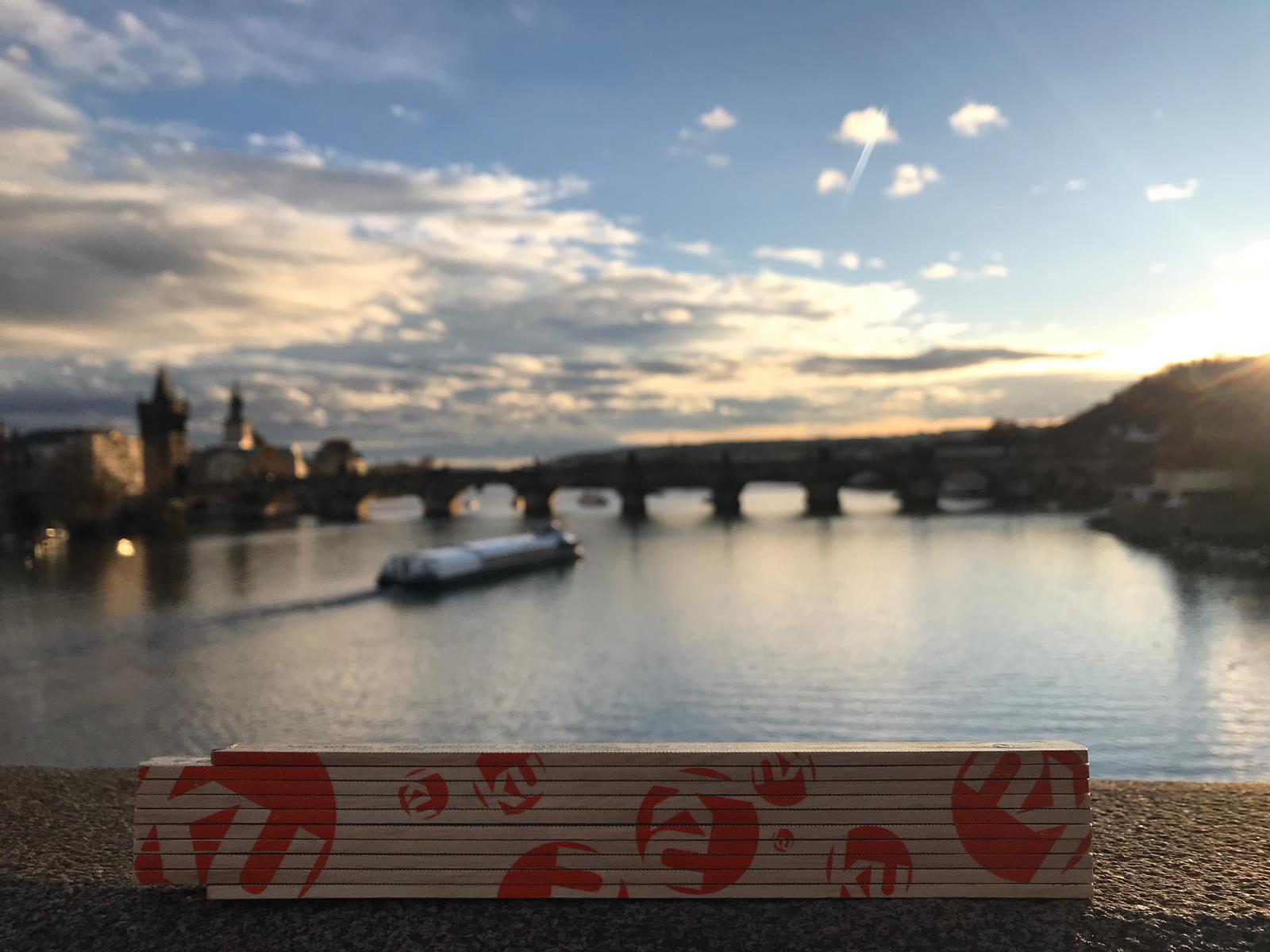 Karlsbrücke im Hintergrund - Prag